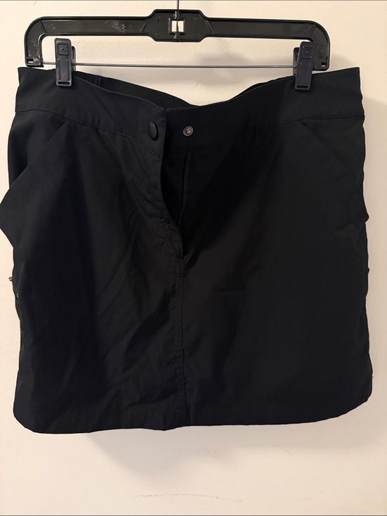 32 Cool Pants - Women’s Black Skort with Side Pockets - Unbranded